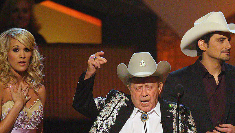 Little Jimmy Dickens (mitte) mit Carrie Underwood (links) und Brad Paisley bei den Country Music Association Awards in Nashville, 2009 Little Jimmy Dickens (mitte) mit Carrie Underwood (links) und Brad Paisley bei den Country Music Association Awards in Nashville, 2009