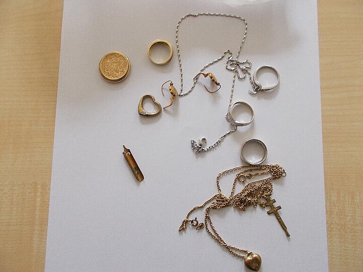 Teile der Beute. Die Diebe erbeuteten Schmuck und Uhren aber auch Elektrogeräte.