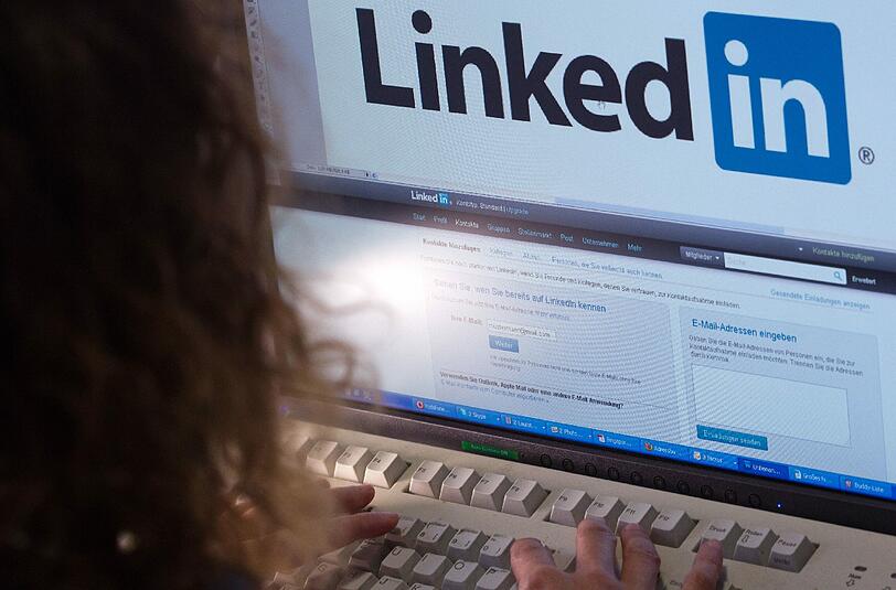 Bei LinkedIn können sich Nutzer in beruflichen Profilen vorstellen, nach neuen Jobs Ausschau halten und mit anderen Mitgliedern vernetzen kommunizieren.