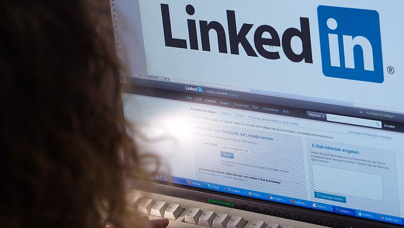 Bei LinkedIn können sich Nutzer in beruflichen Profilen vorstellen, nach neuen Jobs Ausschau halten und mit anderen Mitgliedern vernetzen kommunizieren.