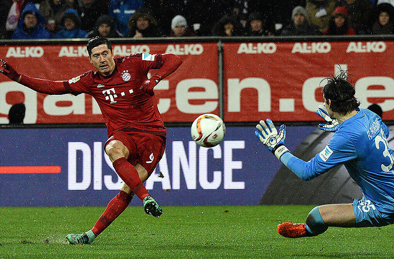 21. Spieltag der Saison 2015/2016: Bayern-Stürmer Robert Lewandowski (links) erzielt gegen FCA-Torwart Marwin Hitz das 2:0. Endstand 3:1 für München.