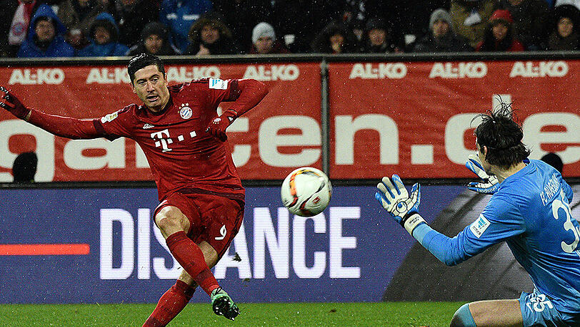 21. Spieltag der Saison 2015/2016: Bayern-Stürmer Robert Lewandowski (links) erzielt gegen FCA-Torwart Marwin Hitz das 2:0. Endstand 3:1 für München. 21. Spieltag der Saison 2015/2016: Bayern-Stürmer Robert Lewandowski (links) erzielt gegen FCA-Torwart Marwin Hitz das 2:0. Endstand 3:1 für München.
