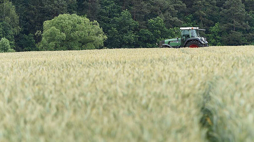 Der Mann wurde aus dem Traktor geschleudert. (Archivbild)