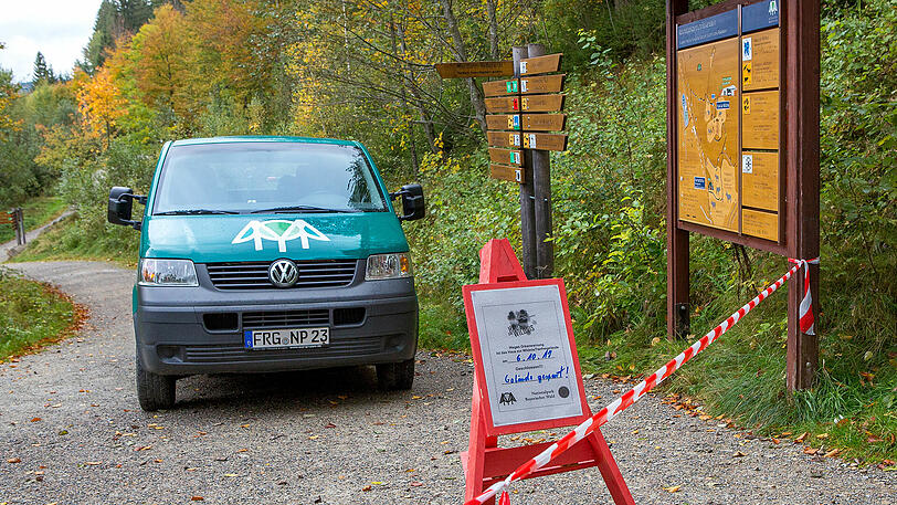 Das Gebiet des Geheges wurde für Besucher gesperrt.