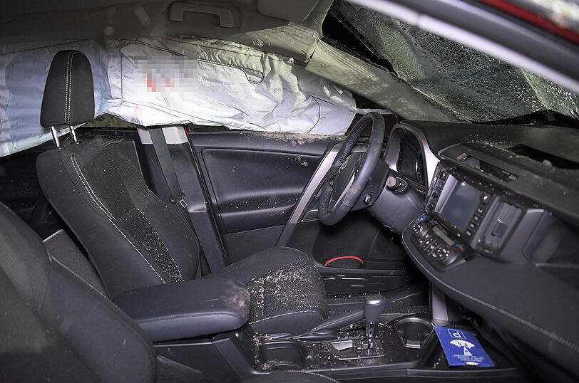 Ein Mann ist am Donnerstagabend in Stetten (Landkreis Mühldorf) mit seinem Auto von der Straße abgekommen. Der Wagen war nach dem Unfall schrottreif.