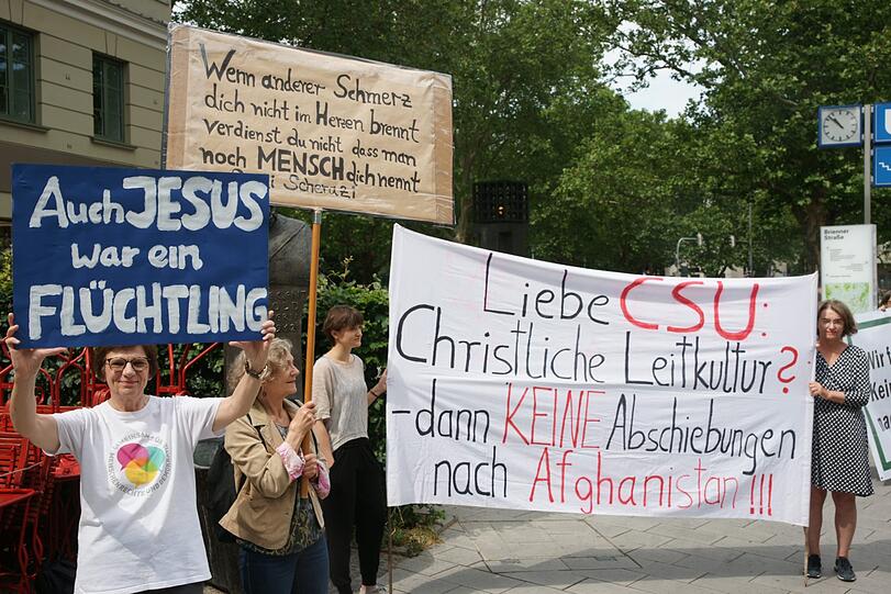 Am Rande der Fronleichnamsprozession kam es auch zu Protesten gegen die CSU.