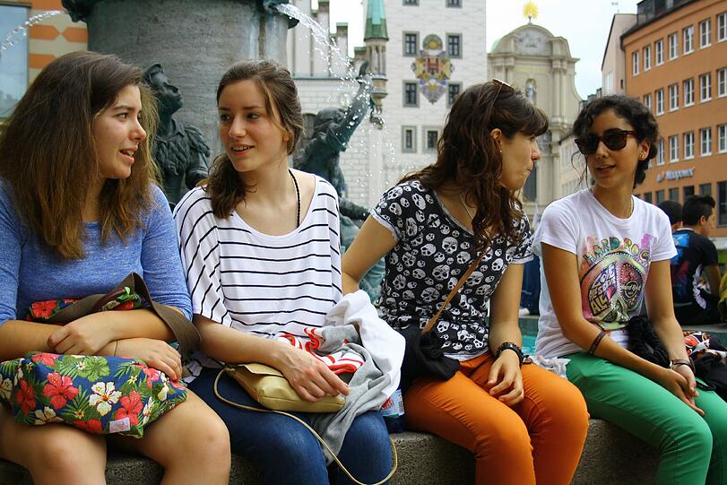Den haben Laura, Bellen, Paula und Marina bereits hinter sich. Der Fischbrunnen war für sie eine Raststätte. Es gab Semmeln.