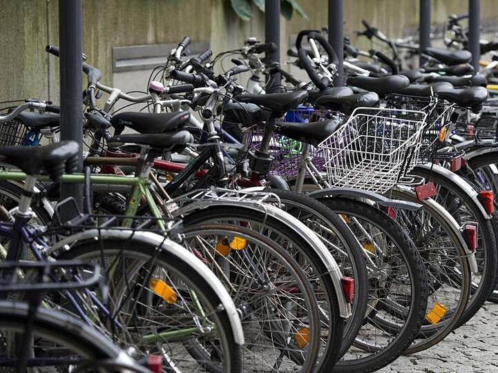 Fahrräder sind an einem Fahrrad-Stellplatz abgestellt. Foto: Patrick Seeger/Archivbild