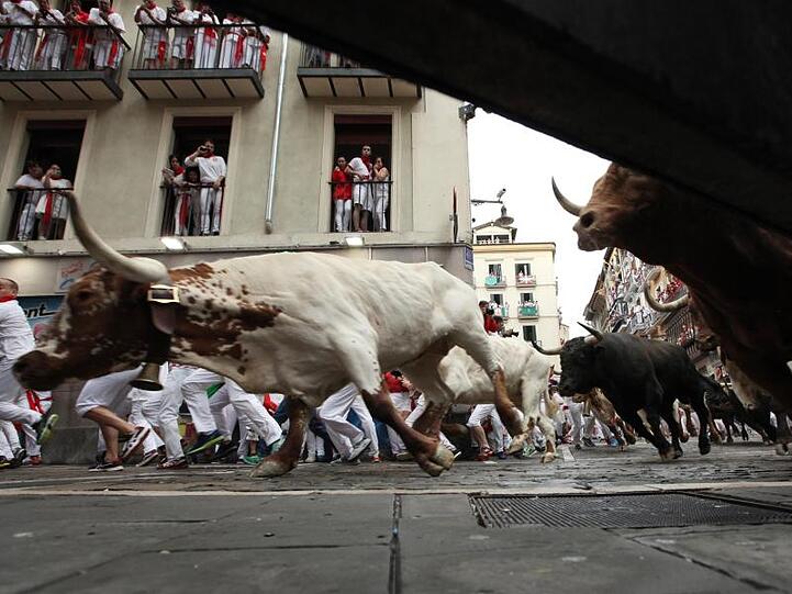 Zum Auftakt der weltberühmten Stierhatz im spanischen Pamplona gab es mehrere Verletzte.