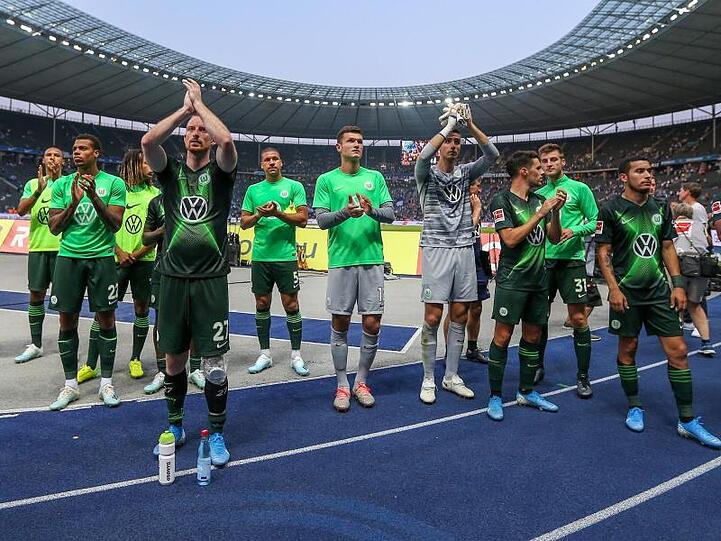 Die Wolfsburg-Profi feiern mit ihren Fans den Auswärtssieg in Berlin.