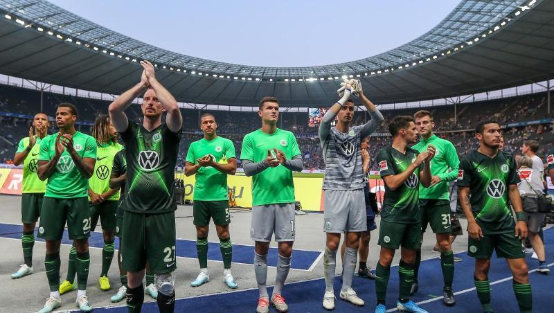 Die Wolfsburg-Profi feiern mit ihren Fans den Auswärtssieg in Berlin. Die Wolfsburg-Profi feiern mit ihren Fans den Auswärtssieg in Berlin.