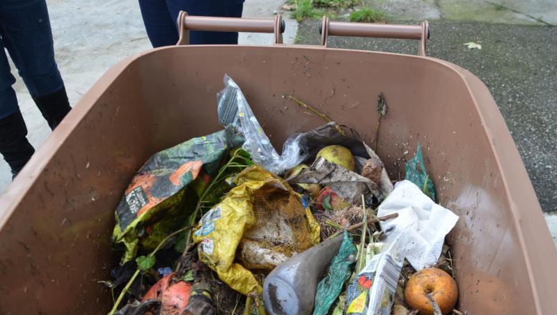 Diverser Plastikunrat liegt in einer braunen Biotonne des Abfallwirtschaftsbetriebs München (AWM). Foto: /AWM/dpa Diverser Plastikunrat liegt in einer braunen Biotonne des Abfallwirtschaftsbetriebs München (AWM). Foto: /AWM/dpa