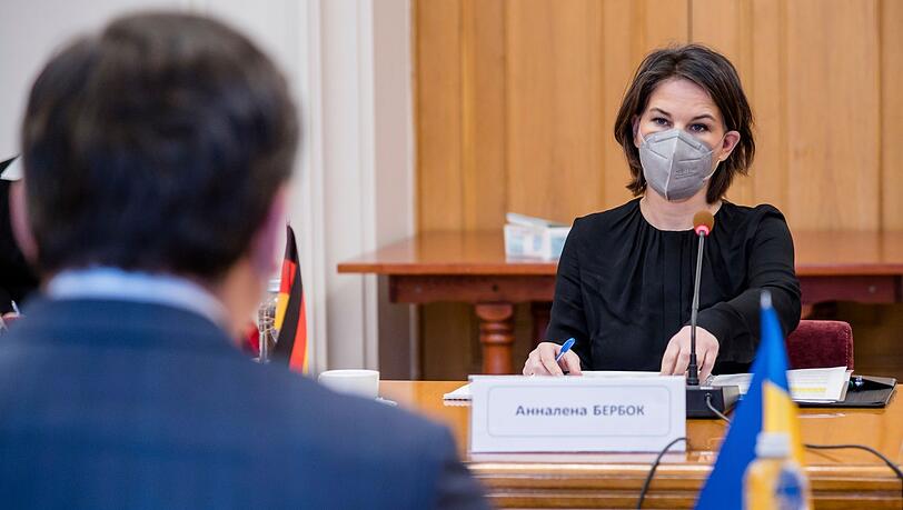 Bundesaußenministerin Annalena Baerbock im Gespräch mit ihrem ukraininischen Amtskollegen Dmytro Kuleba in Kiew.