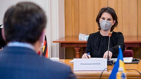 Bundesaußenministerin Annalena Baerbock im Gespräch mit ihrem ukraininischen Amtskollegen Dmytro Kuleba in Kiew.