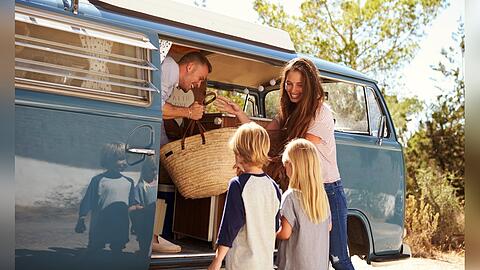 Campingbusse und Co. müssen vor der ersten Fahrt der Saison auf Vordermann gebracht werden.
