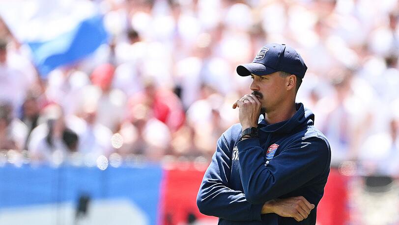 Trainer Sandro Wagner von Unterhaching steht am Spielfeldrand,
