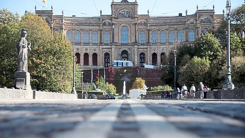 203 Abgeordnete wird der neue Landtag wohl haben, davon 65 aus Oberbayern. Darunter werden einige aus München sein. Foto: Michael Kappeler/dpa 203 Abgeordnete wird der neue Landtag wohl haben, davon 65 aus Oberbayern. Darunter werden einige aus München sein. Foto: Michael Kappeler/dpa