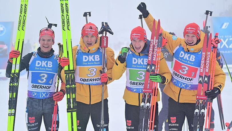 Philipp Horn, Philipp Nawrath, Benedikt Doll und Roman Rees feiern den zweiten Platz in der Staffel.