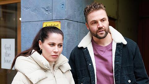 "Unter uns": Sina (l.) und Bambi sind aufgewühlt, als ihr Date abermals platzt, weil offenbar Baris' Bulli geklaut wurde.