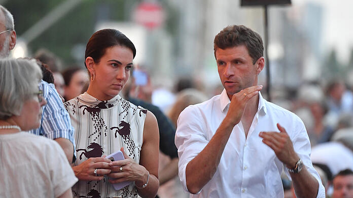Thomas Müller lebt nun in Vancouver. Seine Frau Lisa ist bisher nicht mit umgezogen. Was hat das zu bedeuten?