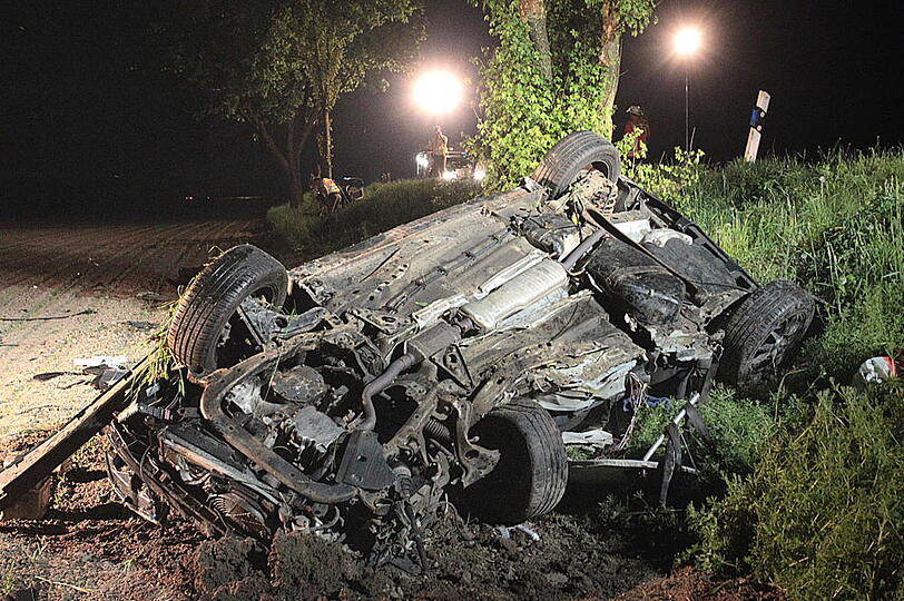 Heftiger Unfall bei Passau: Eine Frau ist von der Straße abgekommen und gegen einen Baum geprallt. Dabei kam ihr Beifahrer ums Leben. Die 26-Jährige selbst wurde nur leicht verletzt. Die Bilder.