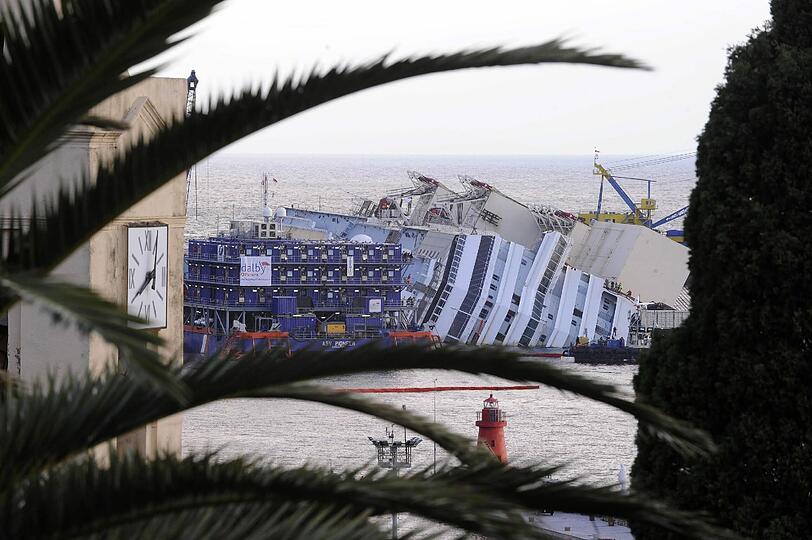 Die aufwendige Bergungsaktion der havarierten "Costa Concordia" ist angelaufen. Bilder von den Vorbereitungen.