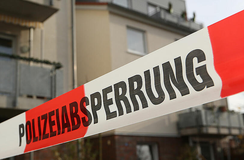 Ein Absperrband ist am 26.11.2014 am Tatort einer Schießerei in Hamm (Nordrhein-Westfalen) zu sehen