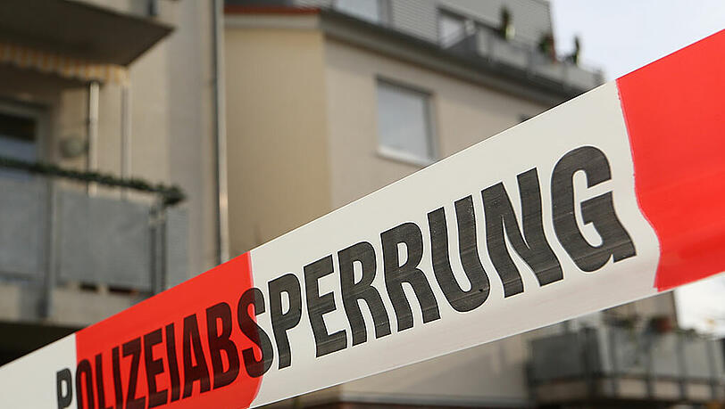 Ein Absperrband ist am 26.11.2014 am Tatort einer Schießerei in Hamm (Nordrhein-Westfalen) zu sehen Ein Absperrband ist am 26.11.2014 am Tatort einer Schießerei in Hamm (Nordrhein-Westfalen) zu sehen