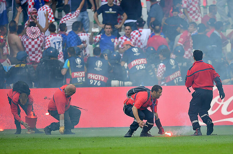 Kroatische "Fans" sind beim Spiel gegen Tschechien völlig ausgerastet. Die Bilder.