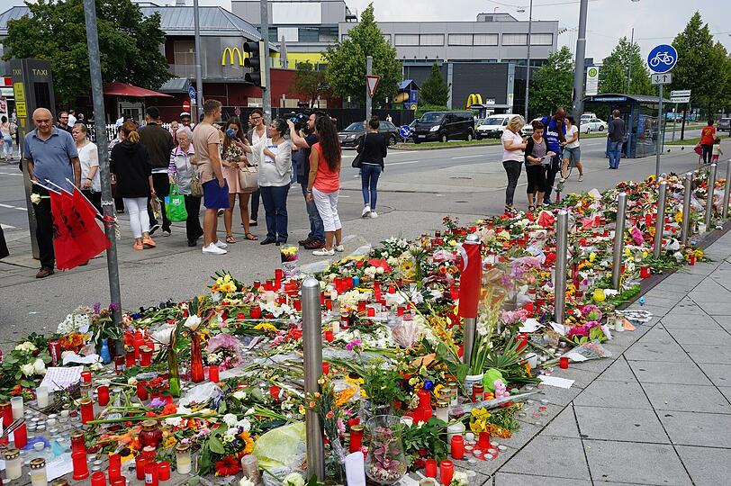 Blumen, Kerzen, Schilder: Die Münchner nehmen großen Anteil an den schrecklichen Geschehnissen am OEZ. Jetzt soll das Gedenken auch mit einem Denkmal unterstützt werden.