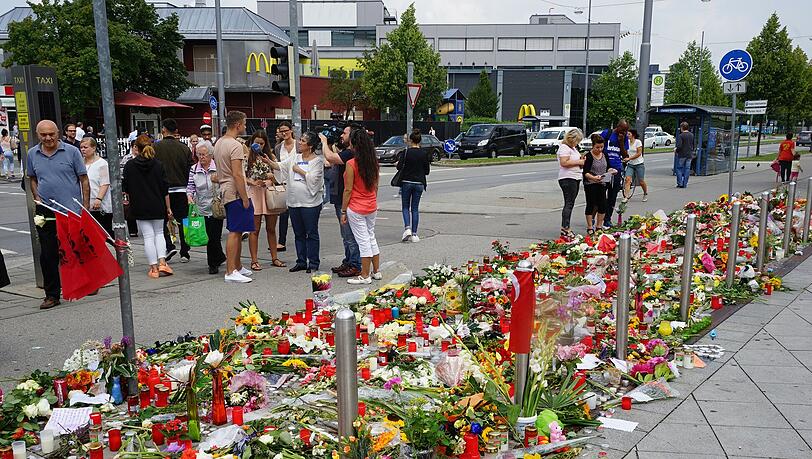 Blumen, Kerzen, Schilder: Die Münchner nehmen großen Anteil an den schrecklichen Geschehnissen am OEZ. Jetzt soll das Gedenken auch mit einem Denkmal unterstützt werden. Blumen, Kerzen, Schilder: Die Münchner nehmen großen Anteil an den schrecklichen Geschehnissen am OEZ. Jetzt soll das Gedenken auch mit einem Denkmal unterstützt werden.