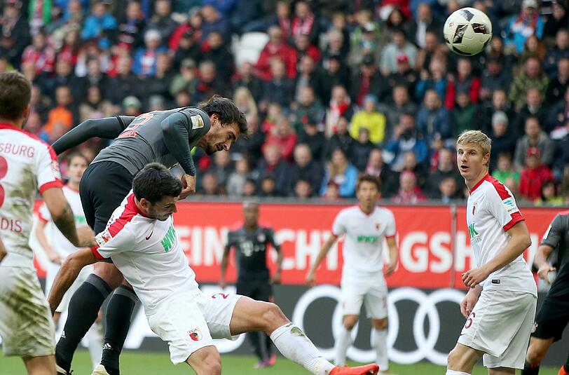Mats Hummels scheiterte zwei Mal beim Kopfpball an Augsburgs Torhüter Marvin Hitz.