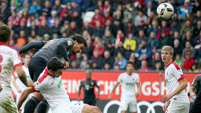 Mats Hummels scheiterte zwei Mal beim Kopfpball an Augsburgs Torhüter Marvin Hitz. Mats Hummels scheiterte zwei Mal beim Kopfpball an Augsburgs Torhüter Marvin Hitz.