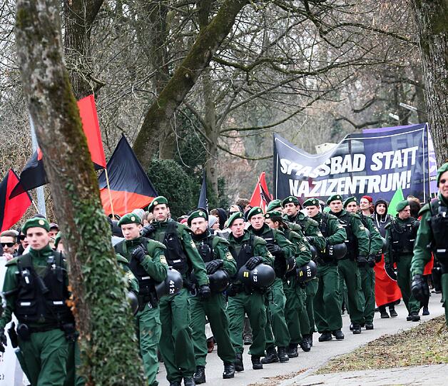Rund 1000 Münchner haben im März gegen das "Braune Haus" in Obermenzing demonstriert.