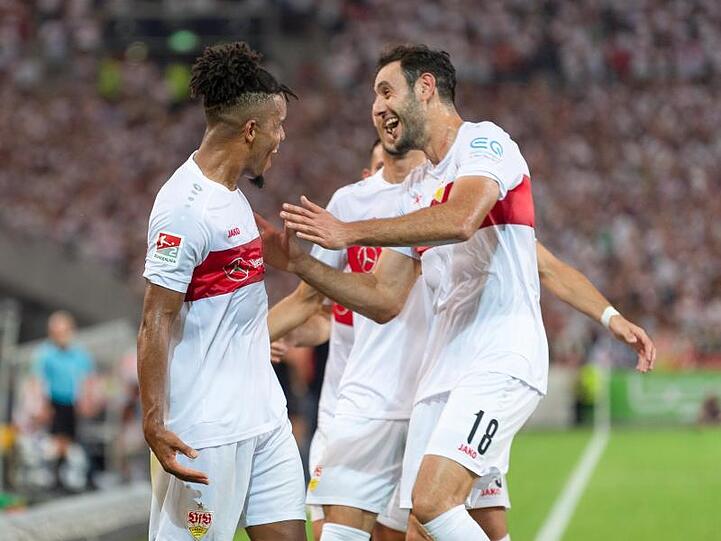 Stuttgartss Daniel Didavi (l) jubelt nach dem Tor zum 2:0 mit der Mannschaft.