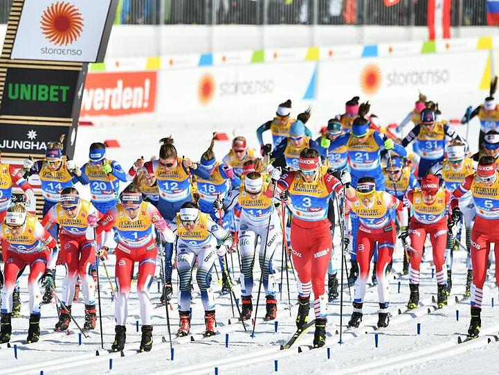 Massenstart der Damen zum Skiathlon über 15 Kilometer.