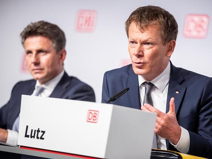 Bahnchef Lutz (r) und Finanzvorstand Doll in Berlin.