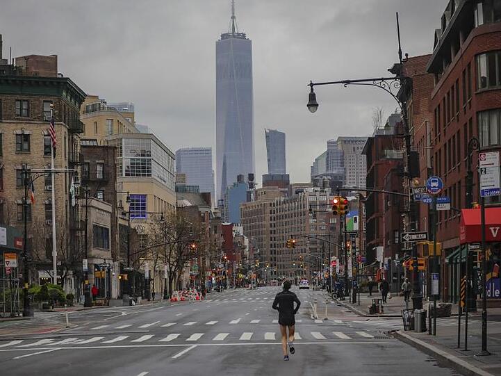 Ein Jogger rennt auf der nahezu menschenleeren 7th Avenue in New York.