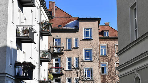 "Die Trendwende bei den Wohnungsbaukrediten hat den Markt auf den Kopf gestellt" sagt Stefan Kippes, Chef der Marktforscher vom Immobiliendachverband Süd (IVD). In München sind die Immobilienpreise im Vergleich zum Herbst 2022 um fünf bis sieben Prozent gesunken. (Symbolbild)