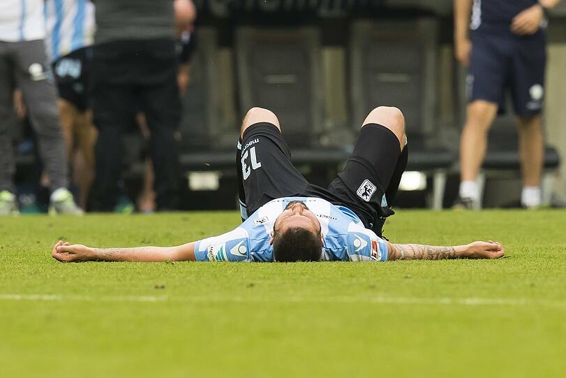Ein Jahr später ist es dann aber soweit: Der TSV 1860 muss nach der verlorenen Relegation gegen Jahn Regensburg in die 3. Liga. Mölders, nach dem Abstieg vertragslos, verabschiedet sich am Tag darauf emotional von den Fans. "Das ist alles der blanke Albtraum", schreibt der Angreifer auf Facebook. Dass seine Löwen-Zeit noch lange nicht vorbei sein soll, ist damals noch nicht klar.