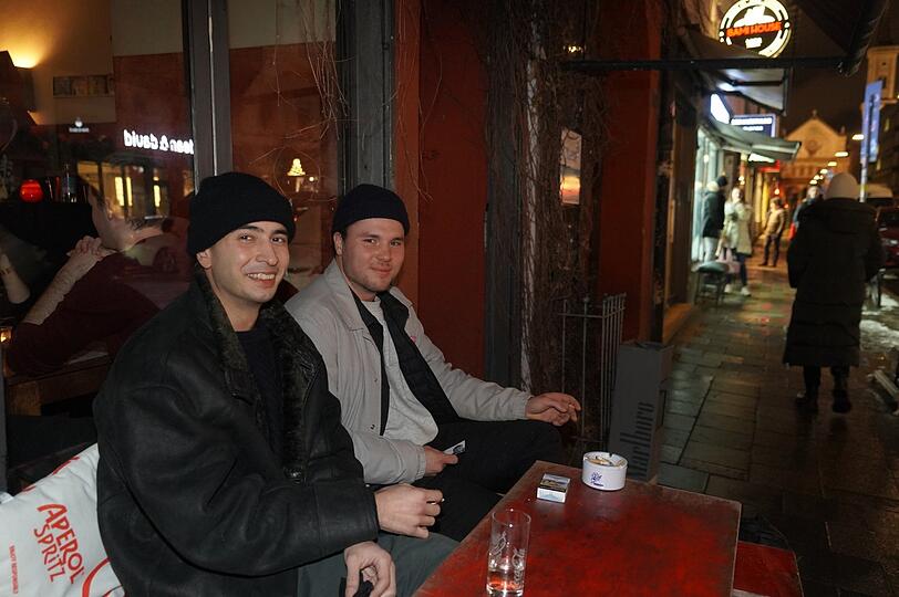 Schellingstraße in der Maxvorstadt: Mütze auf, raus zu den anderen: Die Barkeeper Julian (l.) und Nino machen ihre Pause im Schall und Rauch lieber am Biertisch draußen vor der Tür - und schauen dem Viertel zu.