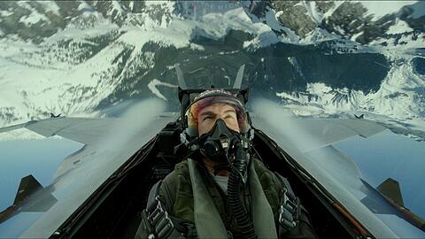 Die (Film)welt steht für Tom Cruise alias Pete Maverick Kopf.