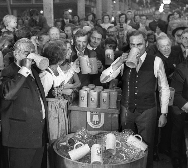 1973: Bei Georg Kronawitter rinnt das Bier aus dem Maßkrug (mit Loch!), daneben Ministerpräsident Alfons Goppel.