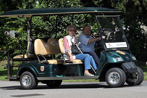 Flüsterleise und mit bis zu 15 km/h über den Friedhof: Die neuen Golf-Mobile für Senioren im Einsatz auf dem Westfriedhof.