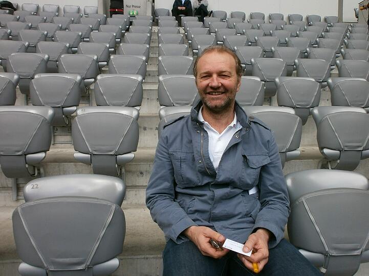 Pierfrancesco Archetti (La Gazzetta dello Sport, Italien): Für uns Italiener war es eine Überraschung, dass es zwei deutsche Teams ins Finale geschafft haben. Bayern war schon letztes Jahr reif für den Titel. Das &bdquo;Finale dahoam&ldquo; war schlimm für Mannschaft und Fans, aber jetzt holen sie sich den Titel.
