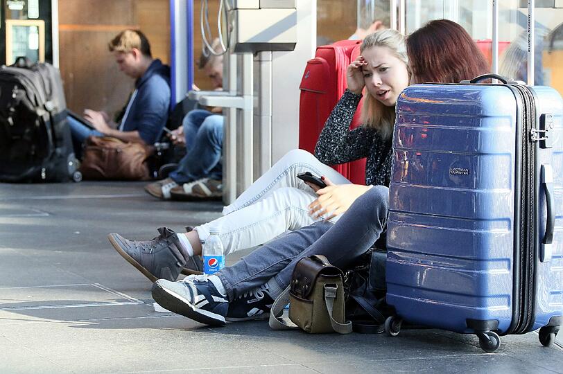 Zugreisenden müssen sich am Wochenende auf lange Wartezeiten an den Bahnhöfen einstellen.