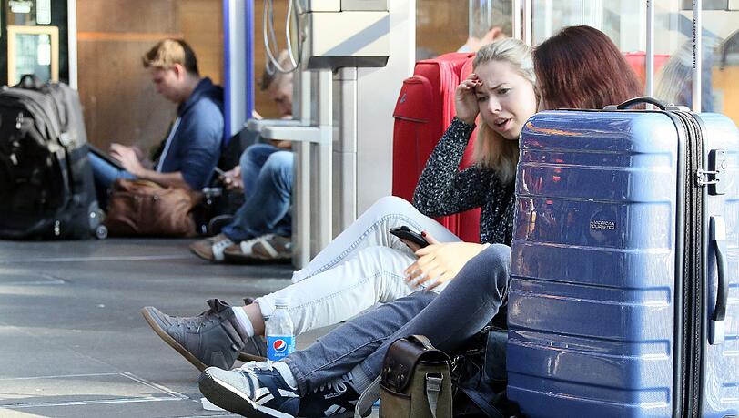 Zugreisenden müssen sich am Wochenende auf lange Wartezeiten an den Bahnhöfen einstellen. Zugreisenden müssen sich am Wochenende auf lange Wartezeiten an den Bahnhöfen einstellen.