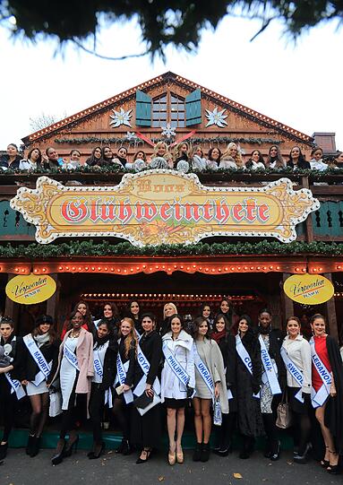 Die Teilnehmerinnen der "Miss Intercontinental"-Wahl auf dem Magdeburger Weihnachtsmarkt.