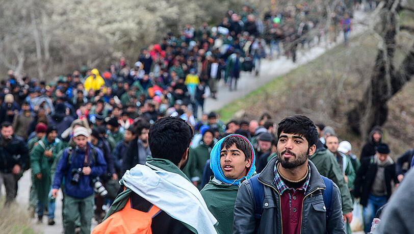 Hunderte Flüchtlinge aus dem Lager in Idomeni durchqueren einen reißenden Fluss auf griechischer Seite, um illegal nach Mazedonien zu gelangen. Hunderte Flüchtlinge aus dem Lager in Idomeni durchqueren einen reißenden Fluss auf griechischer Seite, um illegal nach Mazedonien zu gelangen.