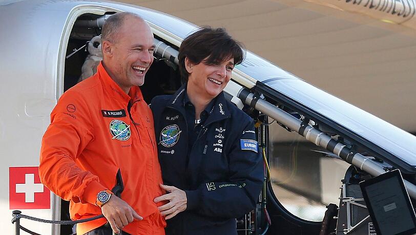 Strahlende Sonnen-Piloten: Andre Borschberg (l.) und Bertrand Piccard gelingt mit ihrem Solarflieger die Atlantiküberquerung.